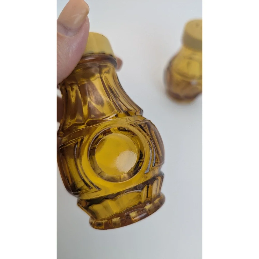 Vintage Amber Glass Salt Pepper Shakers‎ Thumbprint Ribbed MCM Retro Set 4 Inch